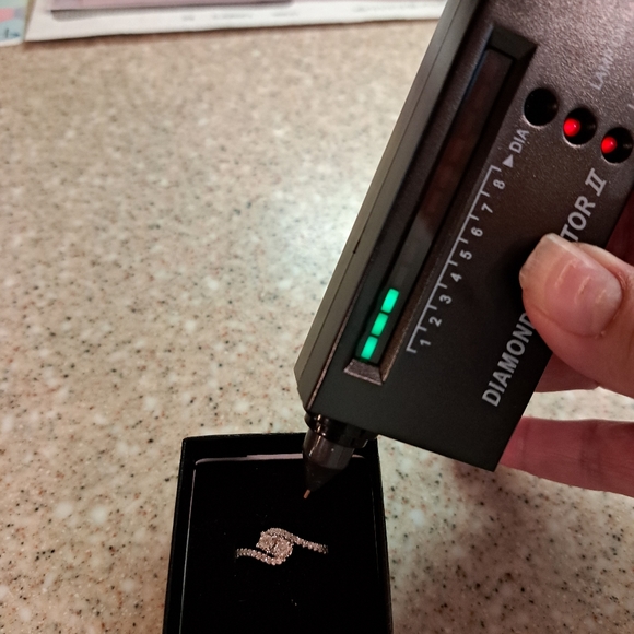 Diamond twist ring size 7 - Picture 5 of 9